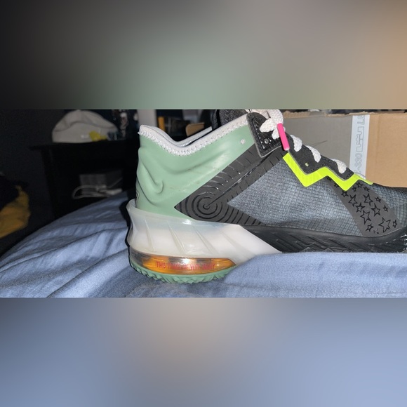 Lebron tune squad shoes - Picture 3 of 9